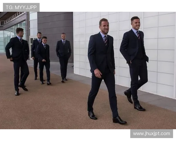 足球明星华丽西装亮相赛场展现风采与魅力引领时尚潮流 足球明星华丽西装亮相赛场展现风采与魅力引领时尚潮流